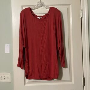 Sophie Max red ruched 3/4 length sleeves tee shirt.